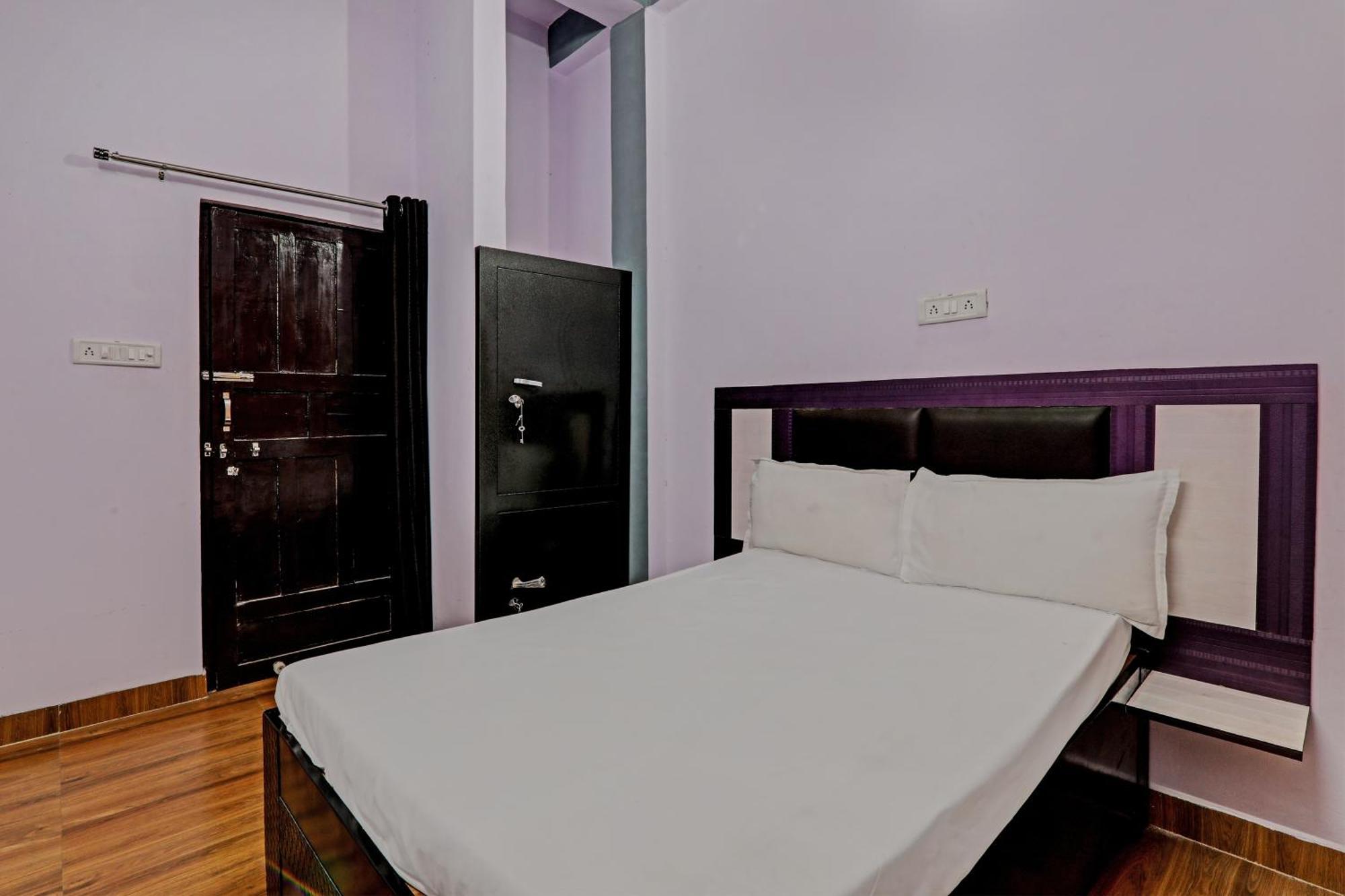 Oyo Hotel Crown Λάκναου Εξωτερικό φωτογραφία