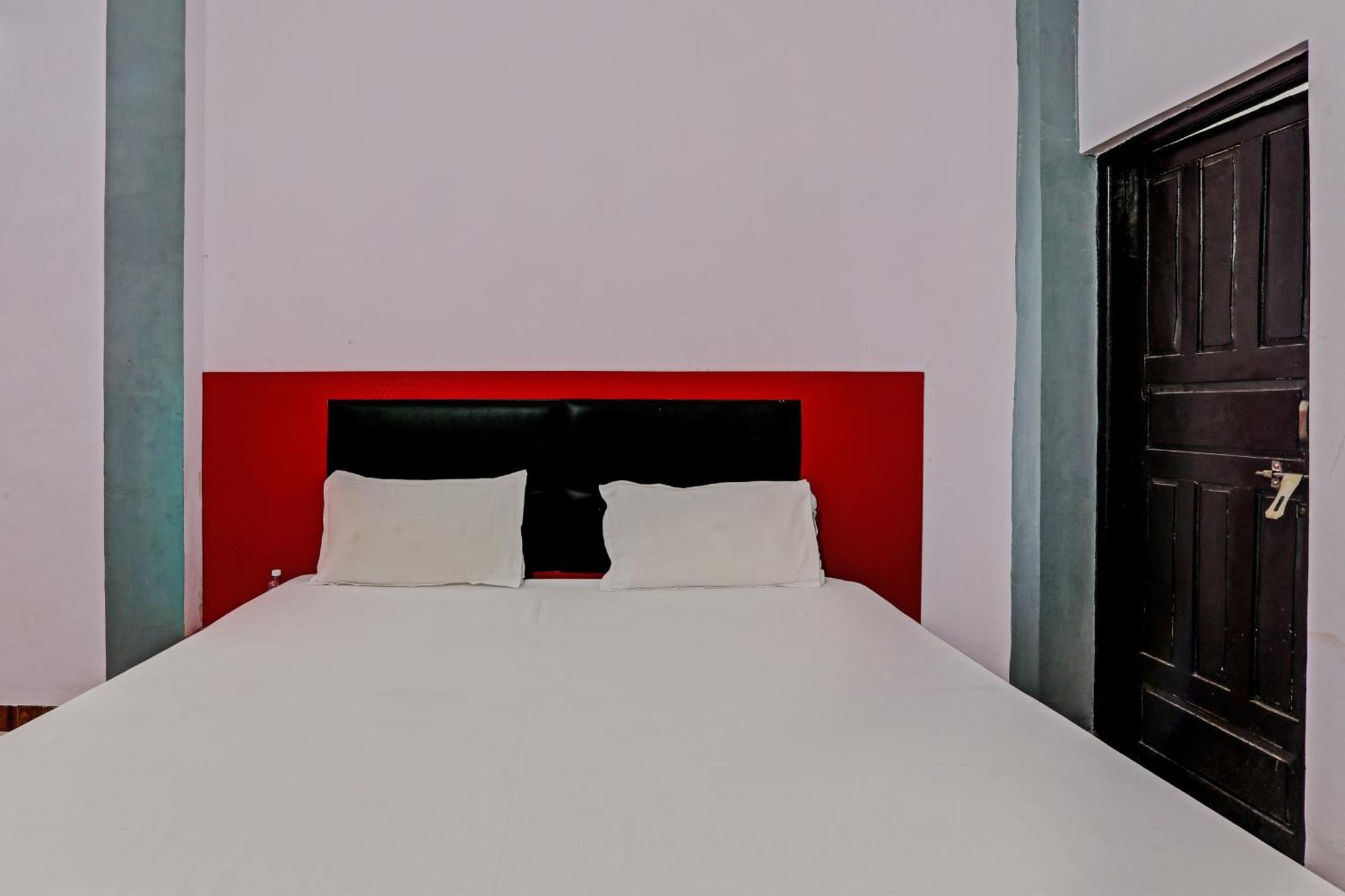 Oyo Hotel Crown Λάκναου Εξωτερικό φωτογραφία