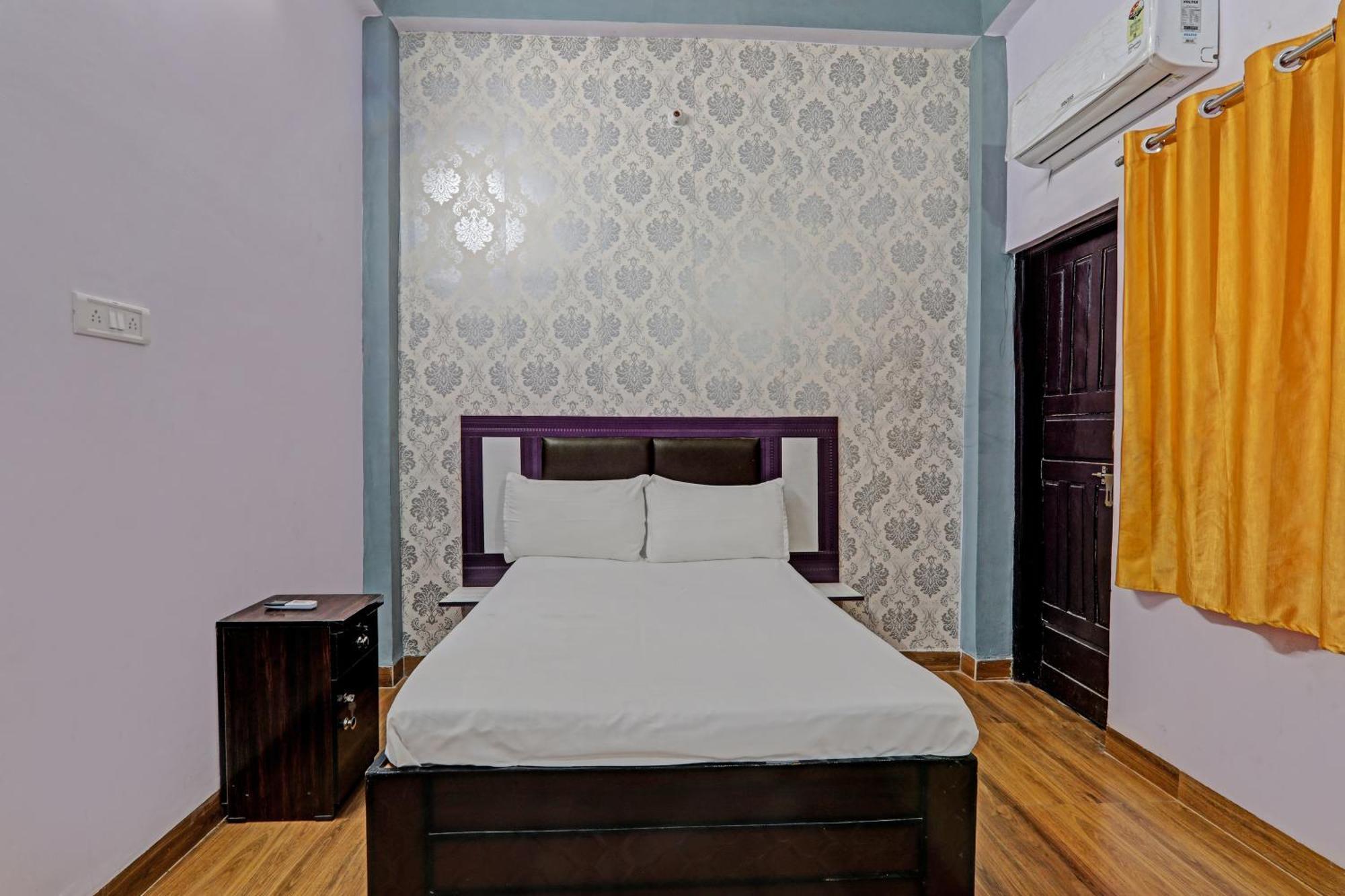 Oyo Hotel Crown Λάκναου Εξωτερικό φωτογραφία