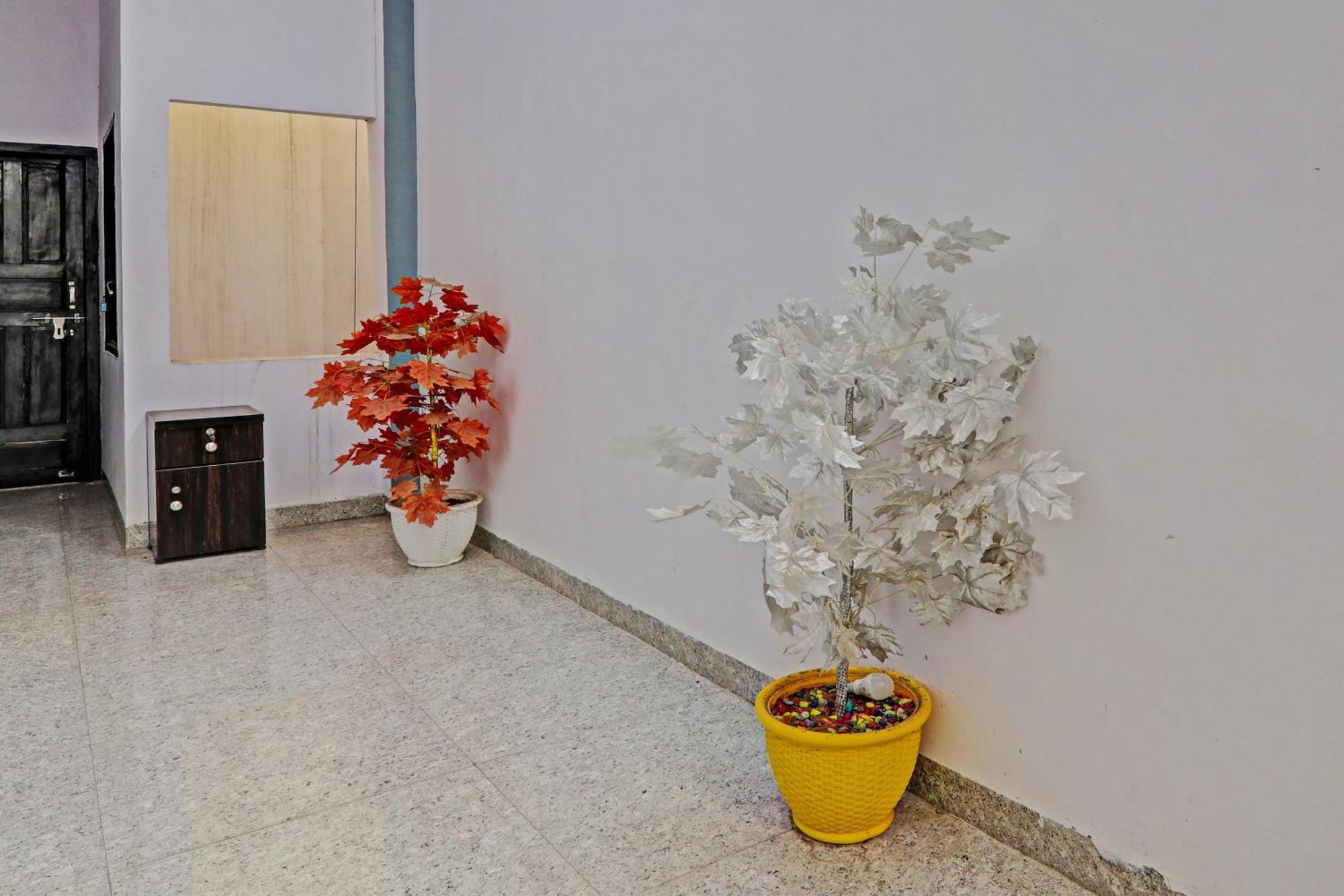 Oyo Hotel Crown Λάκναου Εξωτερικό φωτογραφία