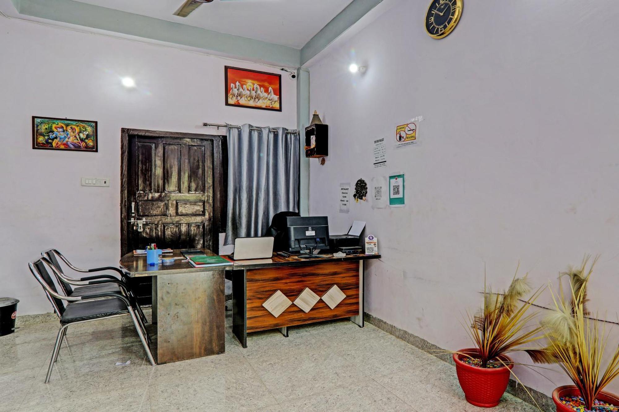 Oyo Hotel Crown Λάκναου Εξωτερικό φωτογραφία