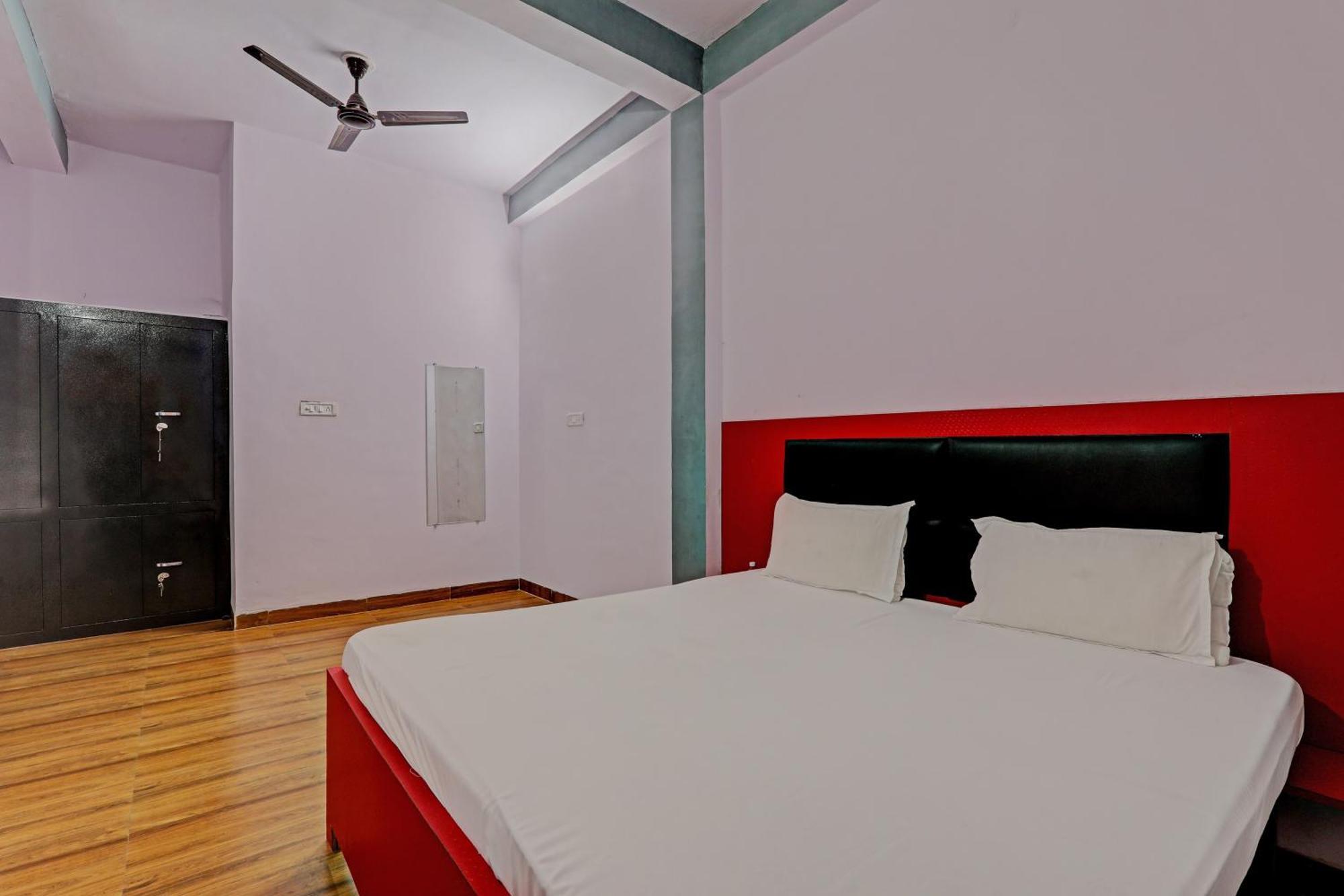 Oyo Hotel Crown Λάκναου Εξωτερικό φωτογραφία